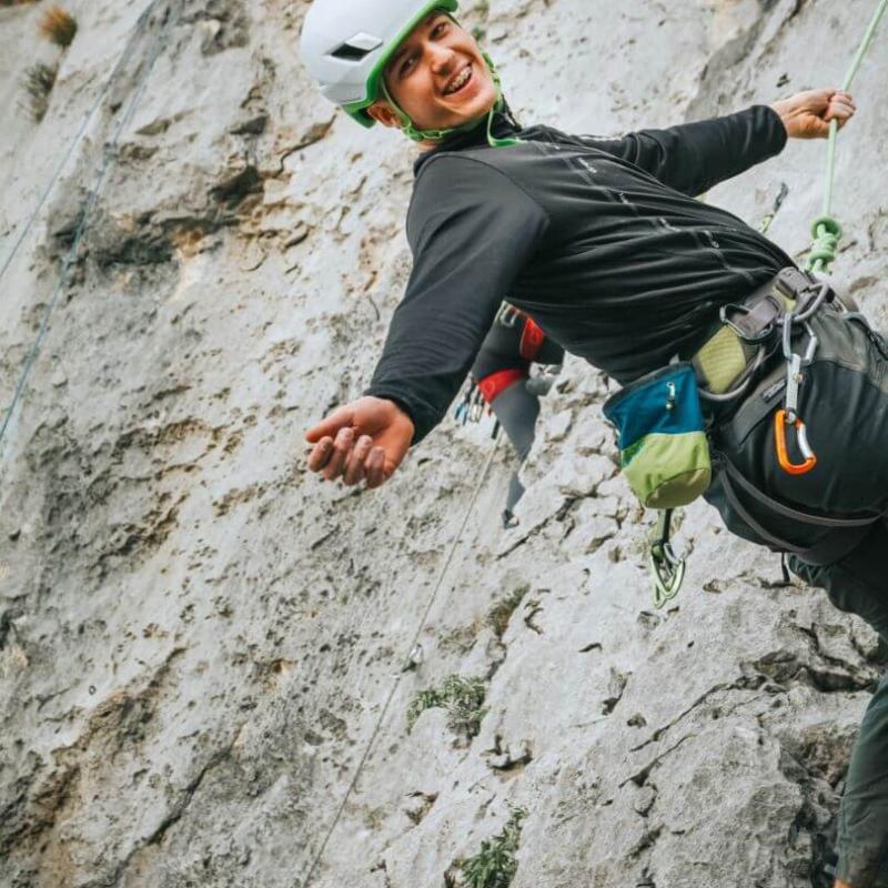 Climbing 04 810x1080